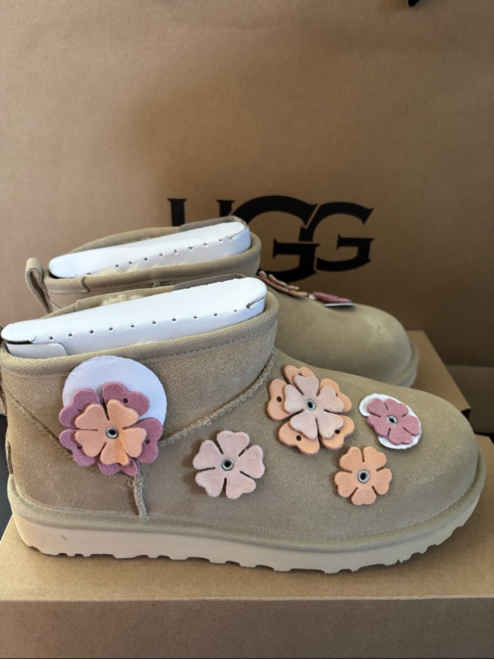 UGG CLASSIC ULTRA MINI FLEUR IN MUSTARD SEED SZ 7,8 NEW IN BOX! - Picture 3 of 10